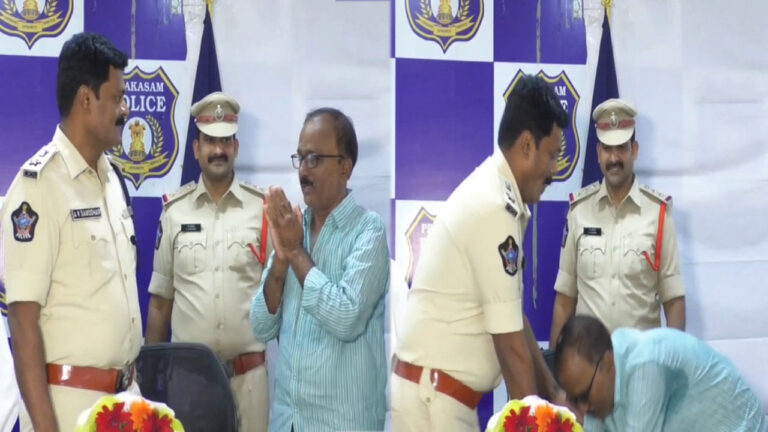 Andhra Pradesh: వారం క్రితం ఫిర్యాదు చేశాడు.. నేడు పోలీసుల కాళ్ళకు మొక్కాడు..!