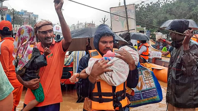 AP floods: ఏపీలో వరదల బీభత్సంపై బులిటెన్ విడుదల.. 32 మంది మృత్యువాత AP floods: ఏపీలో వరదల బీభత్సంపై బులిటెన్ విడుదల.. 32 మంది మృత్యువాత