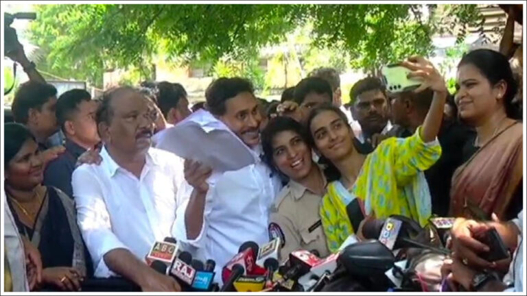 Jagan Selfie: సెల్ఫీకి ఛార్జ్ మెమో.. వివాదాస్పదమైన జైలు కానిస్టేబుల్ సెల్ఫీ.. Jagan Selfie: సెల్ఫీకి ఛార్జ్ మెమో.. వివాదాస్పదమైన జైలు కానిస్టేబుల్ సెల్ఫీ..
