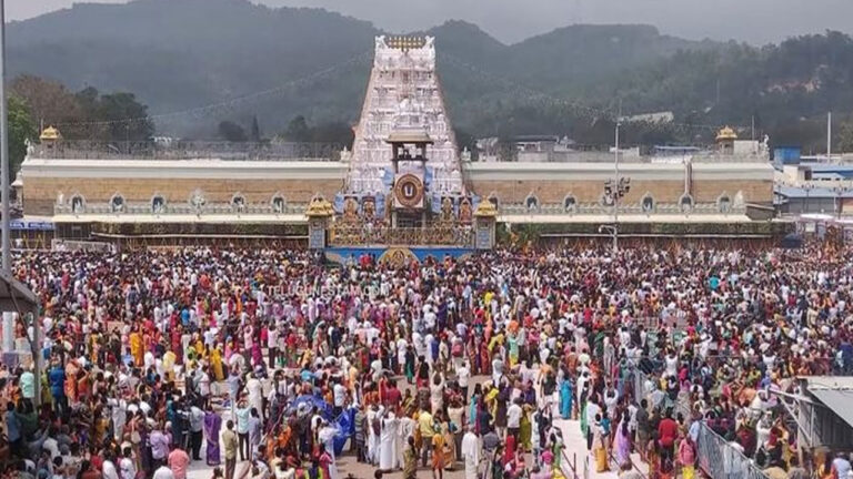 Tirumala: శ్రీవారి ఆలయం ముందు ఇలాంటి పనులు చేస్తే కఠిన చర్యలు, కేసులు నమోదు