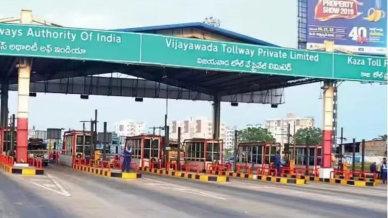 Andhra: దూసుకువస్తున్న ట్రావెల్స్ బస్సు.. అనుమానంతో టోల్ ప్లాజా వద్ద ఆపి చెక్ చేయగా..