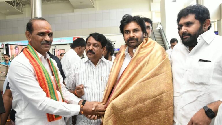 Pawan kalyan: మధురై చేరుకున్న డిప్యూటీ సీఎం పవన్ కల్యాణ్.. ఘన స్వాగతం పలికిన తమిళనాడు బీజేపీ చీఫ్!