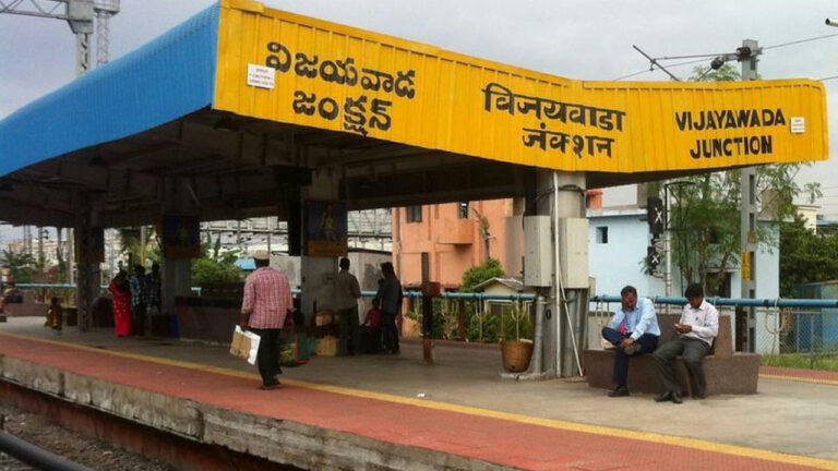 Vijayawada: రైల్వే స్టేషన్‌లో ముగ్గురు మహిళల వద్దకు వెళ్లి ఆగిన పోలీస్ డాగ్.. ఏంటా అని తనిఖీ చేయగా