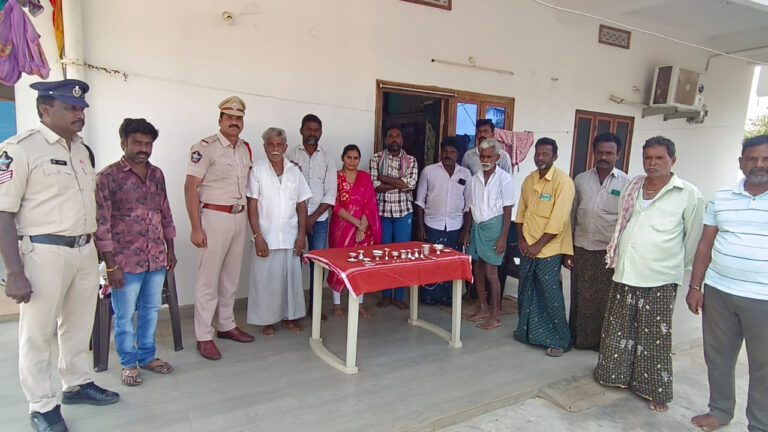 Andhra: దొంగలించిన సొమ్ము రికవరీ చేసి వెంటనే బాధితుడికి ఇచ్చేయొచ్చు.. ఏలూరు పోలీసులు చేసిన పనికి Andhra: దొంగలించిన సొమ్ము రికవరీ చేసి వెంటనే బాధితుడికి ఇచ్చేయొచ్చు.. ఏలూరు పోలీసులు చేసిన పనికి