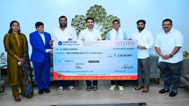 Cricketer Sri Charani Rs 2.5 Crore Cheque,టీమిండియా క్రికెటర్‌కు రూ.2.5 కోట్లు చెక్.. స్వయంగా అందజేసిన మంత్రి నారా లోకేష్ – ap minister nara lokesh handed over rs 2 crore 50 lakhs cheque to indian woman cricketer sri charani