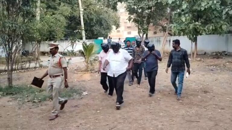 టీ షాప్ వద్ద బ్యాగ్లతో అనుమానంగా కనిపించిన గ్యాంగ్.. దగ్గరికెళ్లి చెక్ చేయగా.. వామ్మో.. టీ షాప్ వద్ద బ్యాగ్లతో అనుమానంగా కనిపించిన గ్యాంగ్.. దగ్గరికెళ్లి చెక్ చేయగా.. వామ్మో..