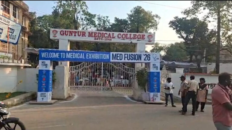 Andhra Pradesh: ఇన్‌స్టా రీల్ కోసం విద్యార్ధులు చేసి పనికి పోలీసుల పరుగులు.. కాలేజీ గేట్లు క్లోజ్.. అసలేం జరిగిందంటే?