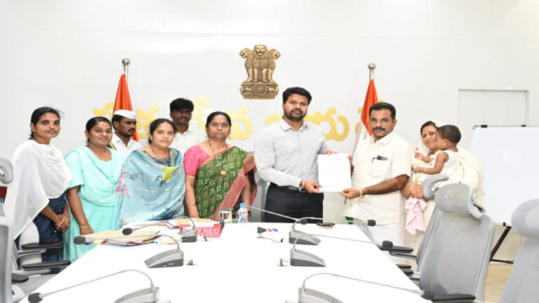 Andhra Pradesh: 15 నెలల సంజనకు కొత్త కుటుంబం.. శిశు సంక్షేమంలో కోనసీమ కొత్త అధ్యాయం Andhra Pradesh: 15 నెలల సంజనకు కొత్త కుటుంబం.. శిశు సంక్షేమంలో కోనసీమ కొత్త అధ్యాయం