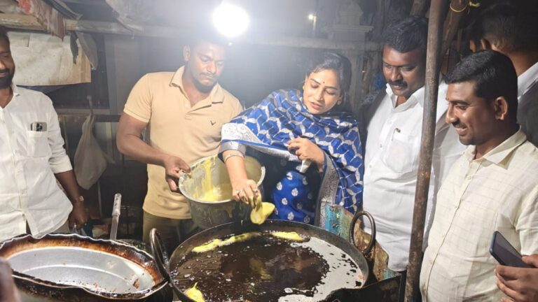 Vangalapudi Anitha: మంత్రి మనసు దోచిన బజ్జీలు.. నేరుగా వెళ్లి ఆమె ఏం చేశారో చూడండి! Vangalapudi Anitha: మంత్రి మనసు దోచిన బజ్జీలు.. నేరుగా వెళ్లి ఆమె ఏం చేశారో చూడండి!