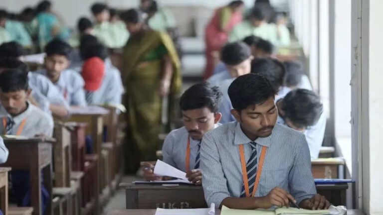 AP Inter Exams 2026: విద్యార్ధులకు అలర్ట్‌.. ఇక ఇంటర్‌ పబ్లిక్‌ పరీక్షల్లో 32 పేజీల బుక్‌లెట్‌! కొత్త మార్పులు ఇవే..