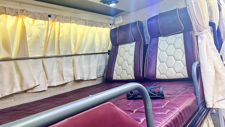 Andhra: బస్సులోనే ఎంతకు తెగించార్రా.. పక్క పక్కనే స్లీపర్ సీట్స్ బుక్ చేసుకున్న లవర్స్.. ఆ తర్వాత..