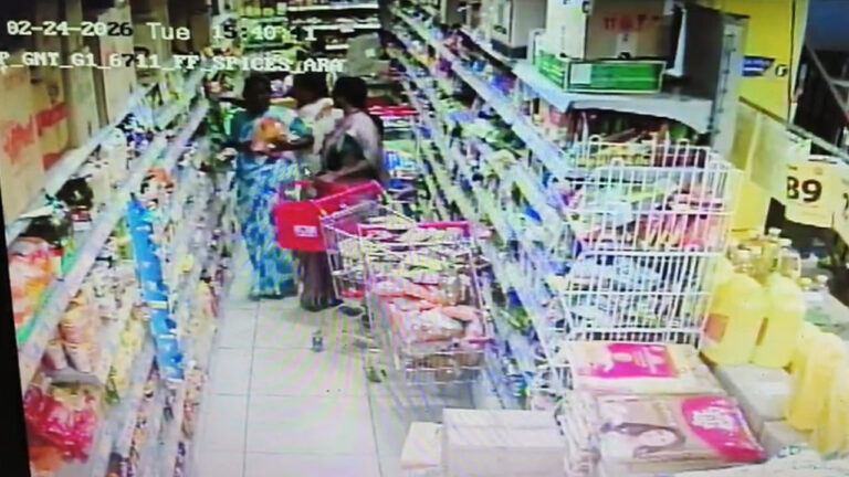 షాపింగ్ మాల్లో సీక్రెట్ ప్లాన్ ఫెయిల్… జీడిపప్పు కేసులో మహిళల అరెస్ట్ షాపింగ్ మాల్లో సీక్రెట్ ప్లాన్ ఫెయిల్… జీడిపప్పు కేసులో మహిళల అరెస్ట్