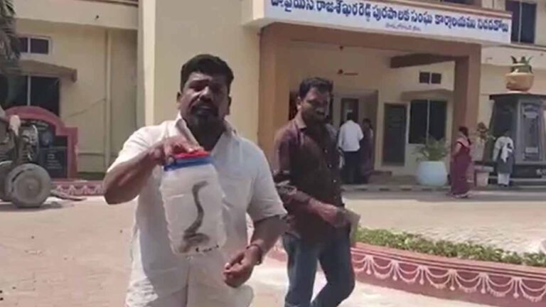 కౌన్సిల్ సమావేశంలో డబ్బాను చూసి మున్సిపల్ కౌన్సిలర్లు పరుగులు.. తీరా చూస్తే షాక్..! కౌన్సిల్ సమావేశంలో డబ్బాను చూసి మున్సిపల్ కౌన్సిలర్లు పరుగులు.. తీరా చూస్తే షాక్..!