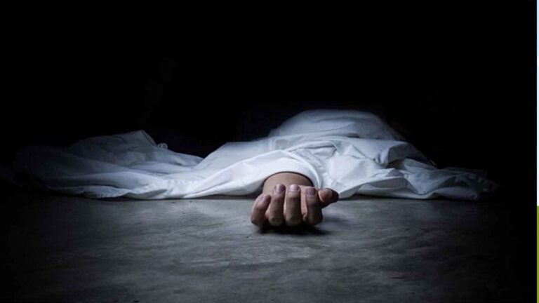 Andhra News: అయ్యో ఎంత పని చేశావ్ బ్రో.. మందు మానేయమంటే.. ఏకంగా ప్రాణాలే వదిలేసి వ్యక్తి! Andhra News: అయ్యో ఎంత పని చేశావ్ బ్రో.. మందు మానేయమంటే.. ఏకంగా ప్రాణాలే వదిలేసి వ్యక్తి!