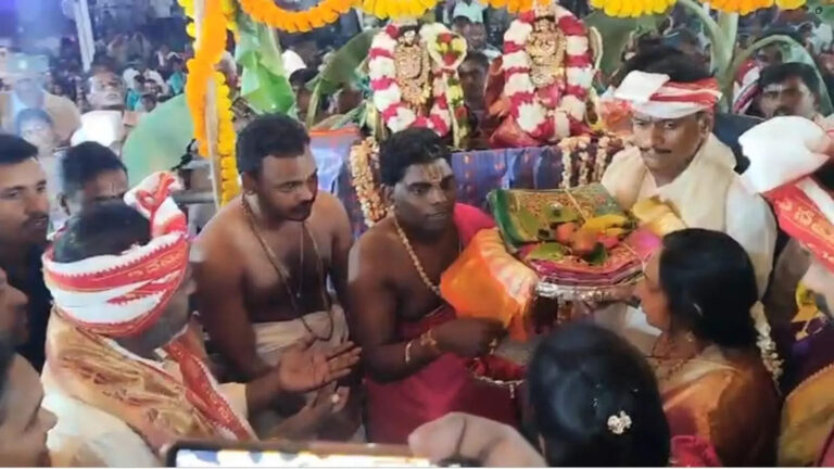 Kolikapudi Srinivasa Rao Vs Kesineni Chinni In Temple,టీడీపీ ఎంపీ వర్సెస్ టీడీపీ ఎమ్మెల్యే.. దేవుడి సాక్షిగా భగ్గుమన్న విభేదాలు – once again differences between vijayawada mp kesineni chinni and tiruvuru mla kolikapudi srinivasa rao in temple Kolikapudi Srinivasa Rao Vs Kesineni Chinni In Temple,టీడీపీ ఎంపీ వర్సెస్ టీడీపీ ఎమ్మెల్యే.. దేవుడి సాక్షిగా భగ్గుమన్న విభేదాలు – once again differences between vijayawada mp kesineni chinni and tiruvuru mla kolikapudi srinivasa rao in temple