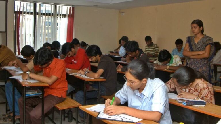 Viral News: వార్నీ ఈ స్టూడెంట్ మాములోడు కాదుగా.. పరీక్షలో ఫెయిల్ అవుతానని కొత్తగా ఏం చేశాడంటే? Viral News: వార్నీ ఈ స్టూడెంట్ మాములోడు కాదుగా.. పరీక్షలో ఫెయిల్ అవుతానని కొత్తగా ఏం చేశాడంటే?